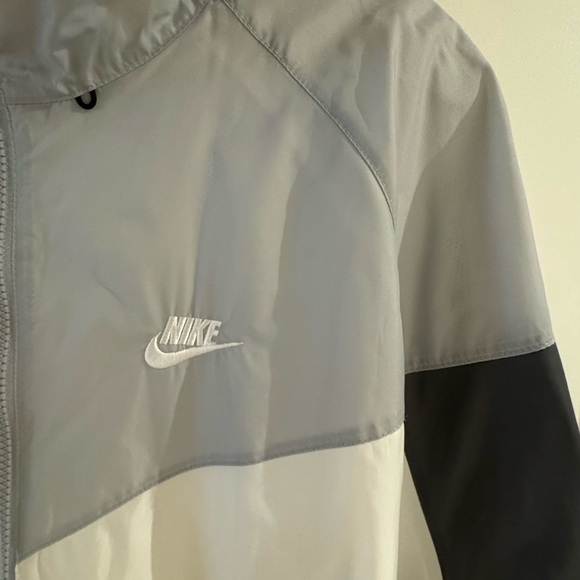 Nike Two tone Grey Chevron Light Jacket - Picture 2 of 5